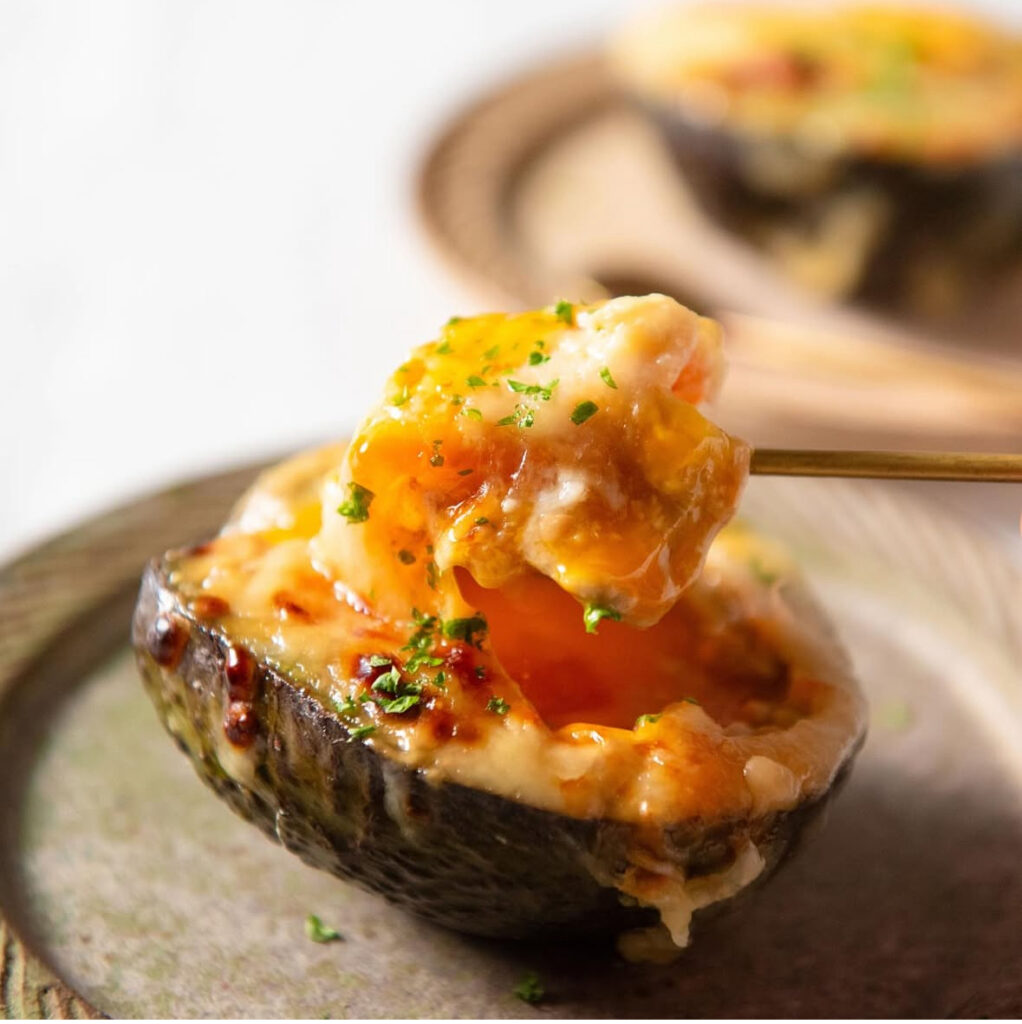 【朝食におすすめ☀️アボカド卵の味噌チーズ焼き】