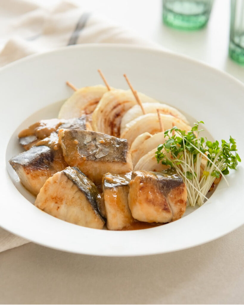 味噌バターが美味しい‼️【お魚と新玉ねぎの味噌バター照り焼き】