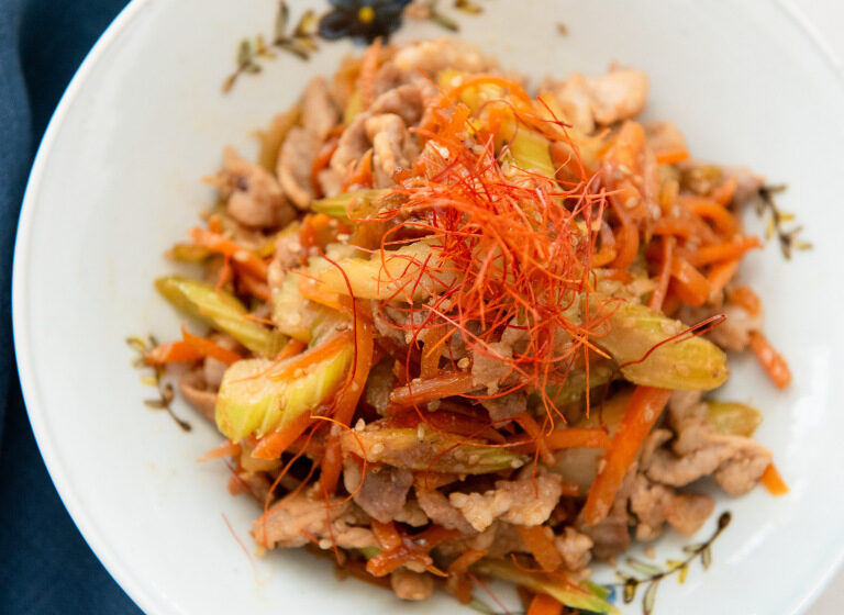 塩と酒でにんじんが甘い〜🥕❣️【セロリと豚肉のきんぴら】
