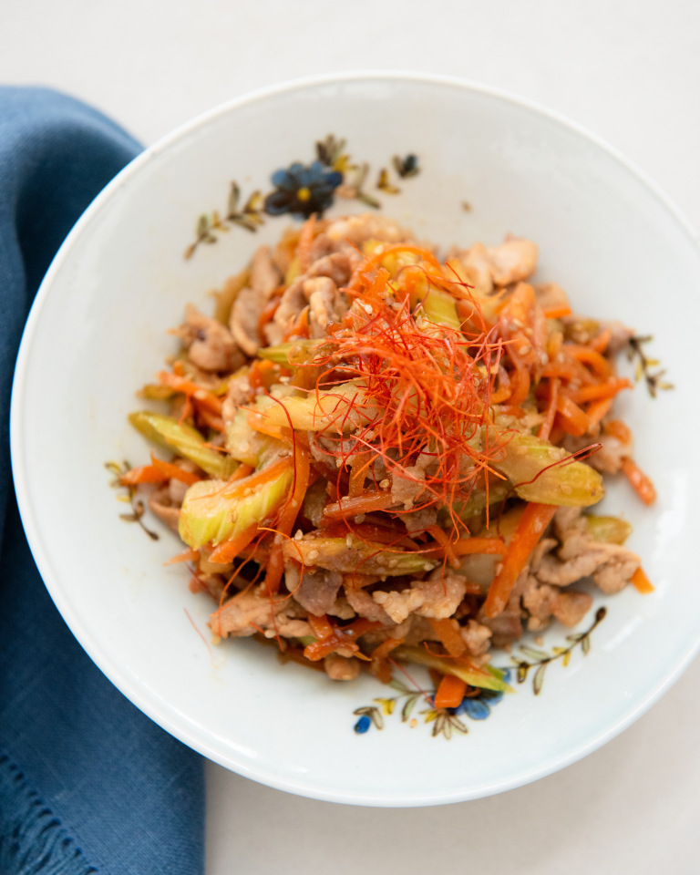 塩と酒でにんじんが甘い〜🥕❣️【セロリと豚肉のきんぴら】