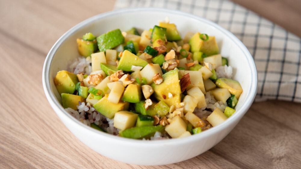 かまぼこでカフェ風ランチ！かまぼことアボカドのポキ丼風