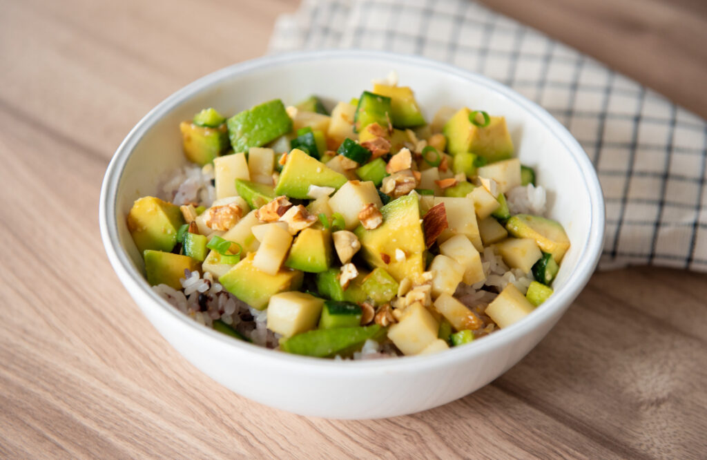 かまぼこでカフェ風ランチ！かまぼことアボカドのポキ丼風