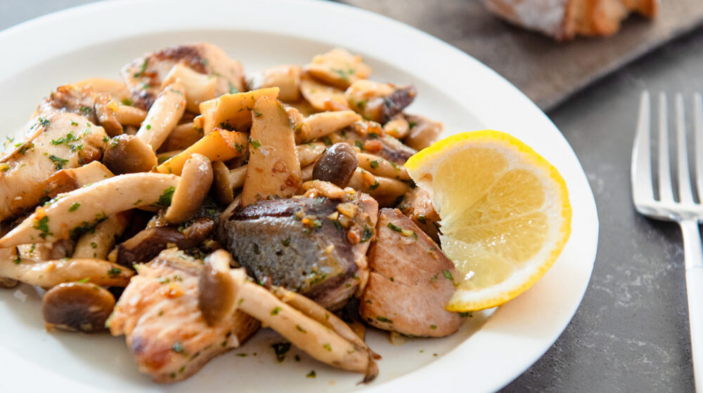 塩とバターで美味しい！ぶりとキノコのエスカルゴ風　