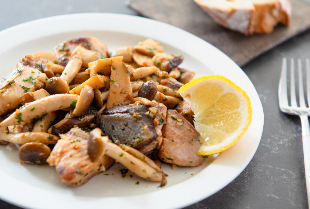 塩とバターで美味しい！ぶりとキノコのエスカルゴ風　