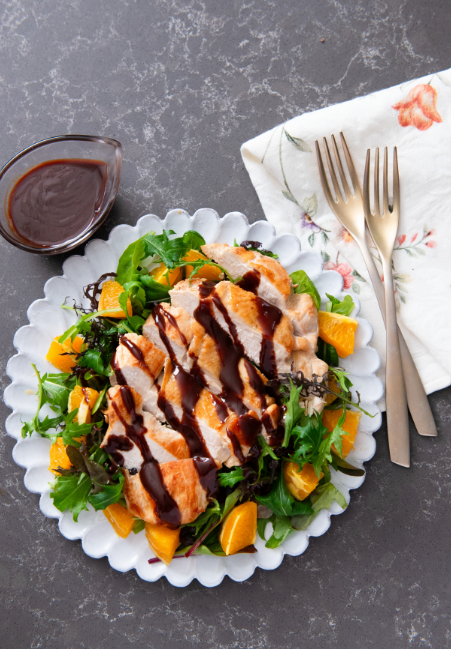 スイーツじゃない❗️バレンタインレシピ【グリルチキンとオレンジ🍊のサラダ仕立て　チョコソース添え】