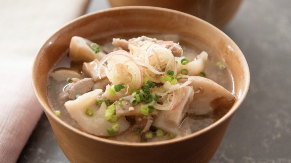 ホクホク甘い❗️皮付きだから美味しい😋【皮付き蓮根豚汁】