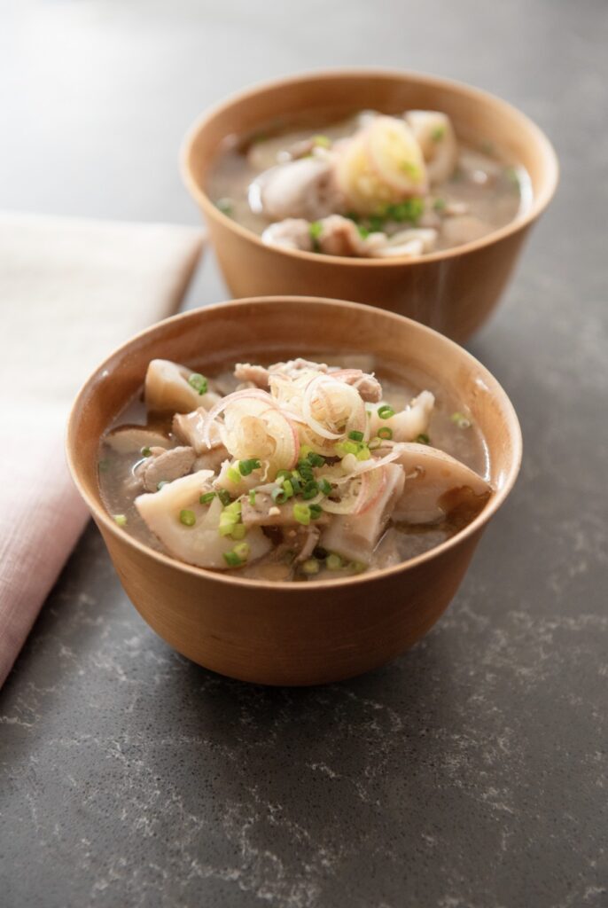 ホクホク甘い❗️皮付きだから美味しい😋【皮付き蓮根豚汁】