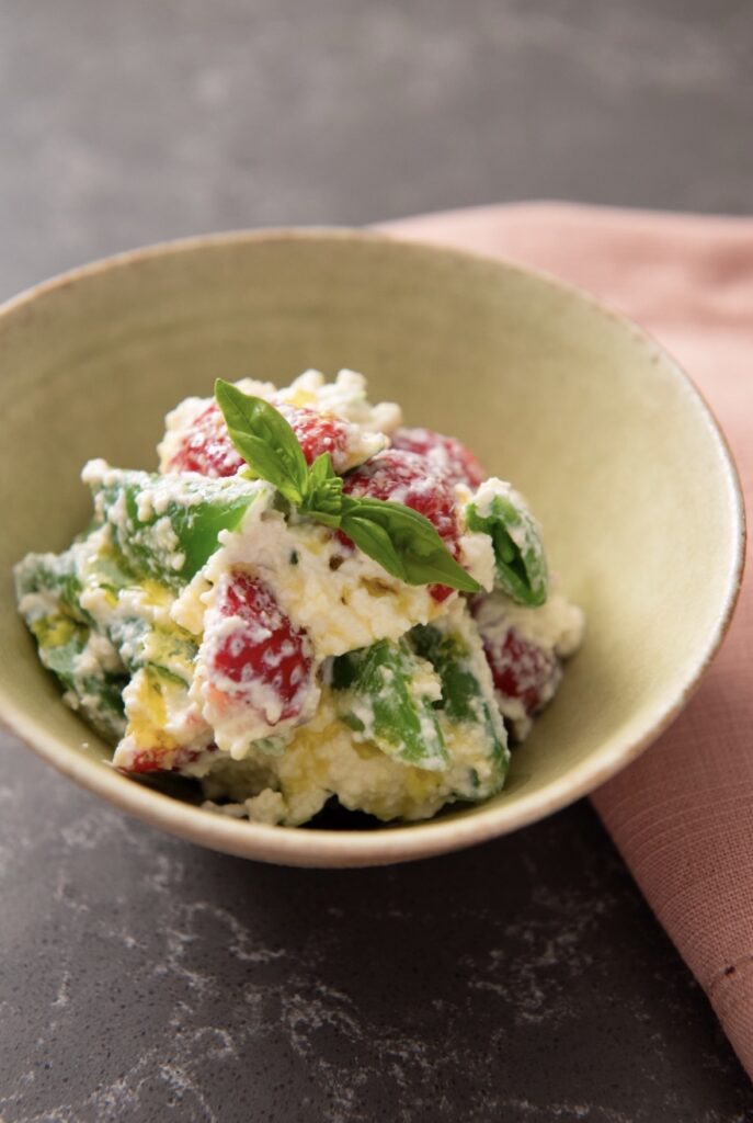 水切り不要❗️混ぜるだけ簡単【スナップエンドウといちごの白和え】