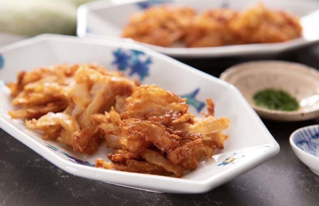 かき揚げの衣にきな粉！香ばしさと旨みがまるで違う【干し桜えびと新玉ねぎのきな粉かき揚げ】