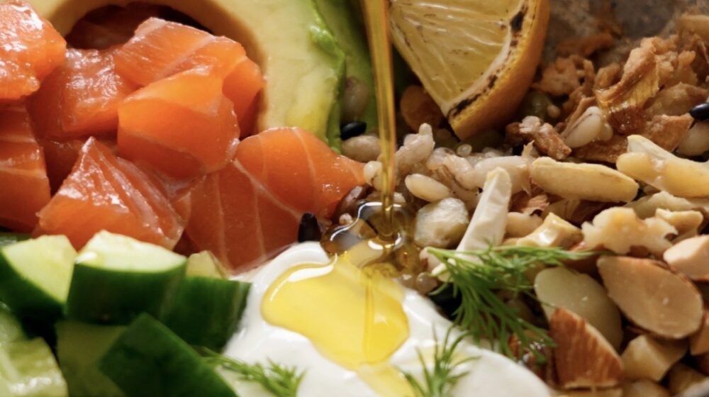 ひと手間で冷凍サーモンが劇的に美味しくなる【サーモンのセイボリーヨーグルトボウル】