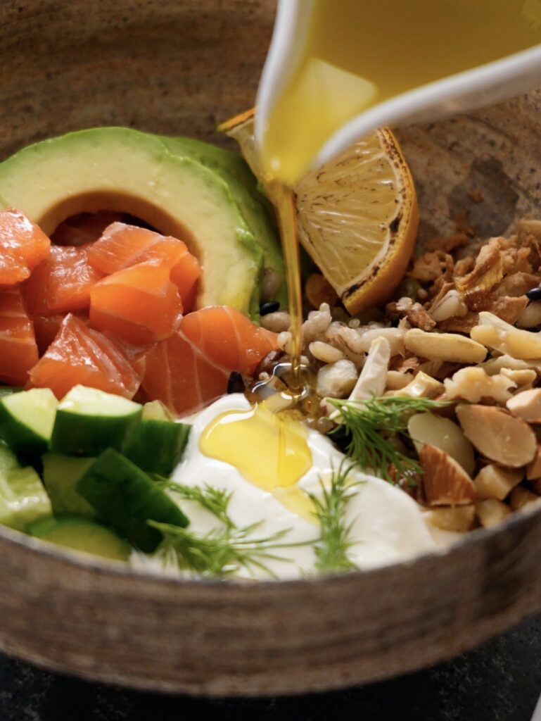 ひと手間で冷凍サーモンが劇的に美味しくなる【サーモンのセイボリーヨーグルトボウル】