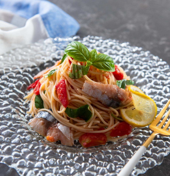 レンジで簡単！潰しトマト＆しめ鯖で冷製パスタ