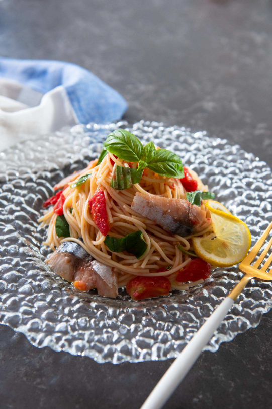 レンジで簡単！潰しトマト＆しめ鯖で冷製パスタ